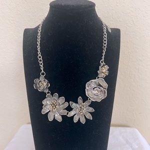 Flower Necklace 🌸 NWOT